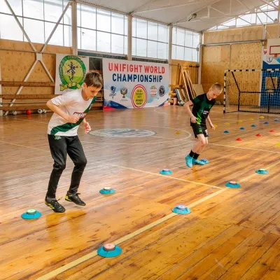 Групповая тренировка в школе по футболу для детей, фото 2