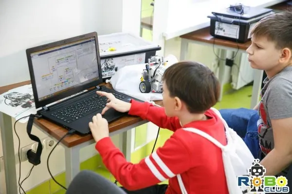 ТЕХНОклуб. Программирование и робототехника 4+ (пр. Комарова)