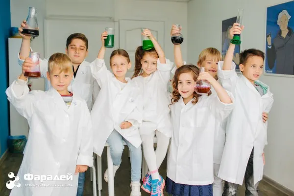 Пробные занятия в клубе юных химиков «Фарадей»