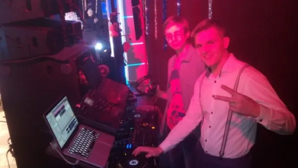 Диджей (DJ), эмси (МС), звукооператор, радиоведущий, вокалист, фото 5